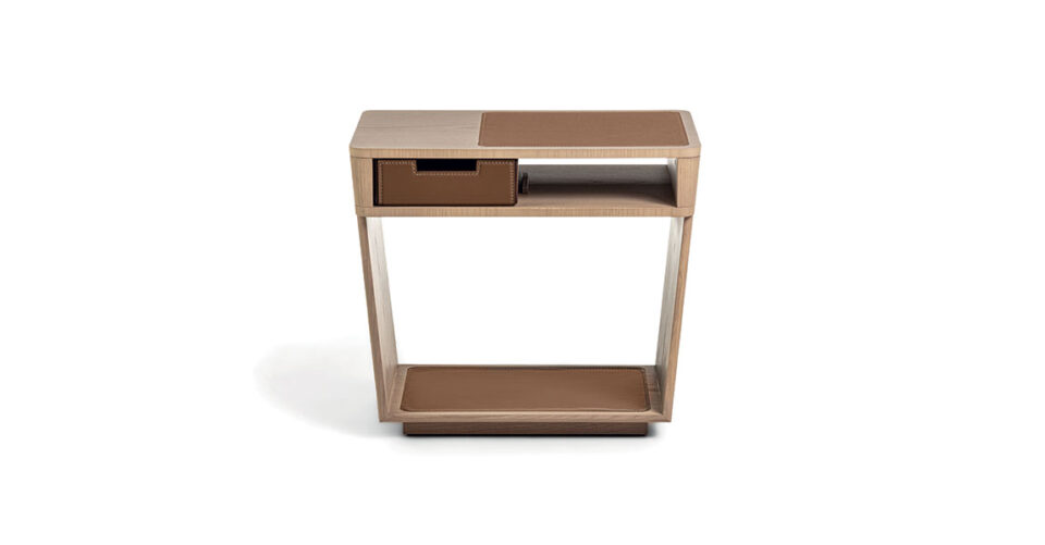 Ado table de chevet design haut de gamme en frêne plaqué avec insert en cuir Cuoio et surpiqûres contrastées. Disponible chez D-Style Interior.