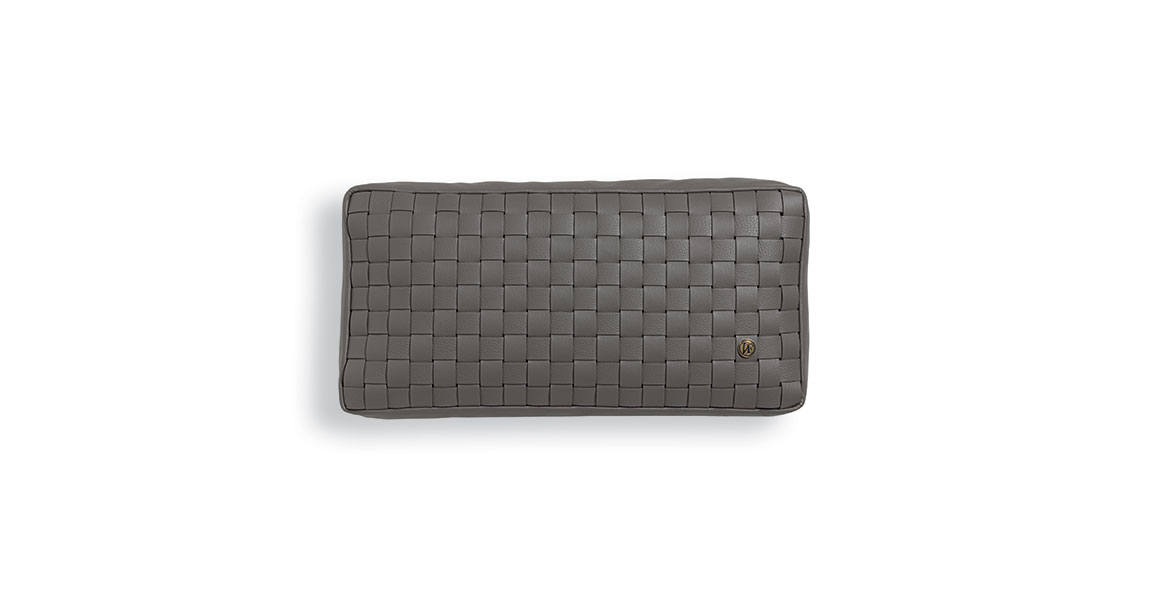 VFTR01 coussin design en cuir tressé Vittoria Frigerio apporte une élégance discrète et artisanale à votre intérieur. Disponible chez D-Style Interior.