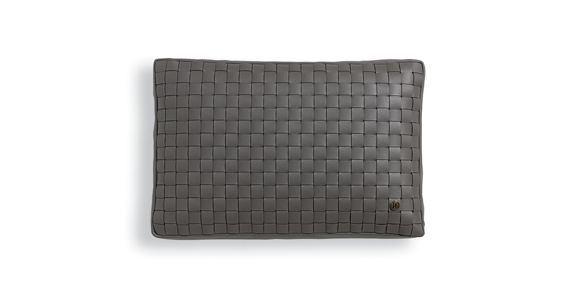 VFTR01 coussin design en cuir tressé Vittoria Frigerio apporte une élégance discrète et artisanale à votre intérieur. Disponible chez D-Style Interior.