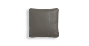 VFSPIN4 coussin design en cuir Vittoria Frigerio apporte élégance et confort à votre salon. Accessoire décoratif haut de gamme disponible chez D-Style Interior.