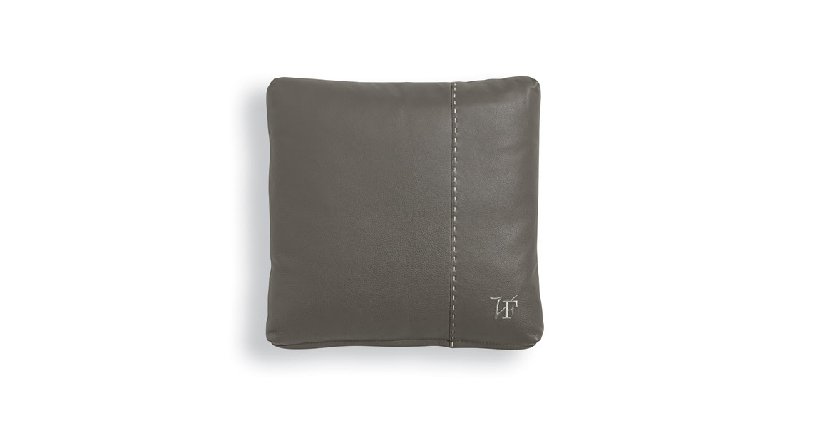VFSPIN4 coussin design en cuir Vittoria Frigerio apporte élégance et confort à votre salon. Accessoire décoratif haut de gamme disponible chez D-Style Interior.