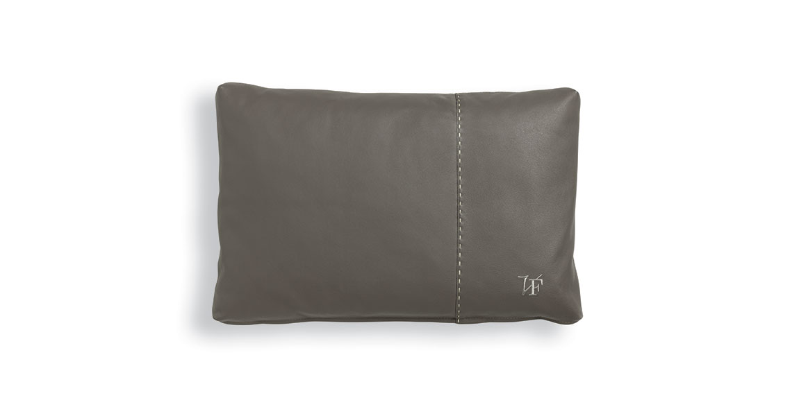 VFSPIN4 coussin design en cuir Vittoria Frigerio apporte élégance et confort à votre salon. Accessoire décoratif haut de gamme disponible chez D-Style Interior.