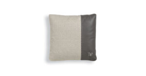 VFSPIN1 coussin design de Vittoria Frigerio, mélange élégant de tissu et cuir. Un accessoire haut de gamme disponible chez D-Style Interior.