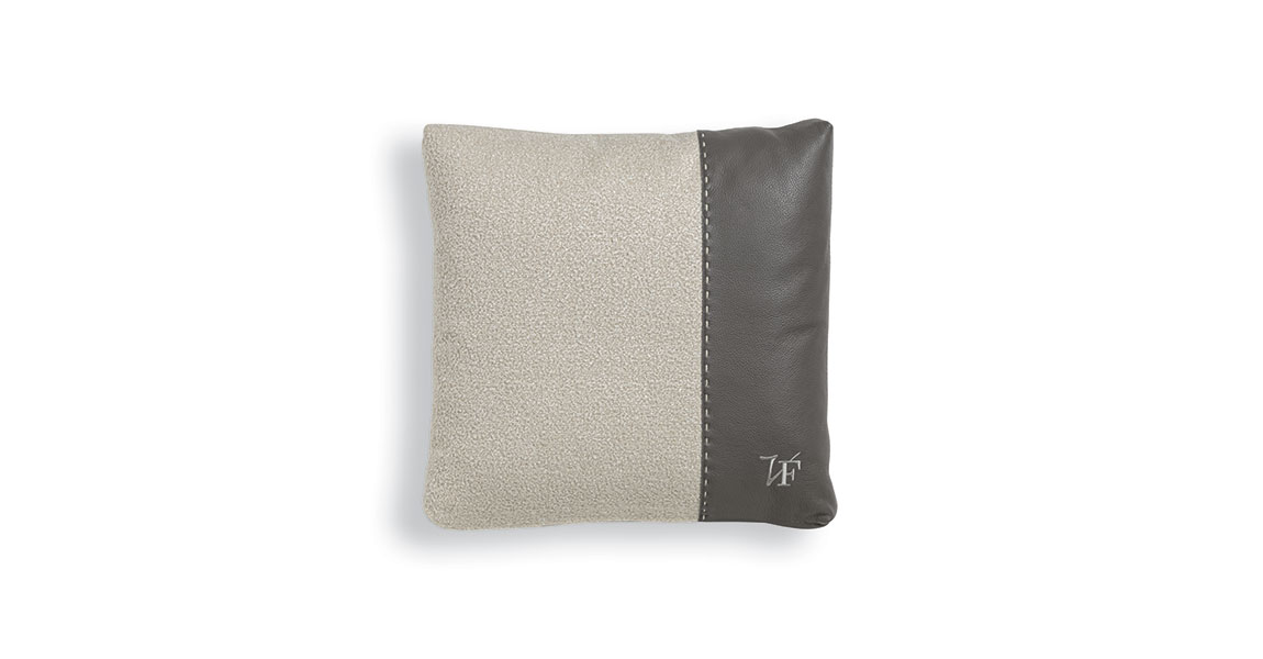 VFSPIN1 coussin design de Vittoria Frigerio, mélange élégant de tissu et cuir. Un accessoire haut de gamme disponible chez D-Style Interior.