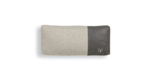 VFSPIN1 coussin design de Vittoria Frigerio, mélange élégant de tissu et cuir. Un accessoire haut de gamme disponible chez D-Style Interior.