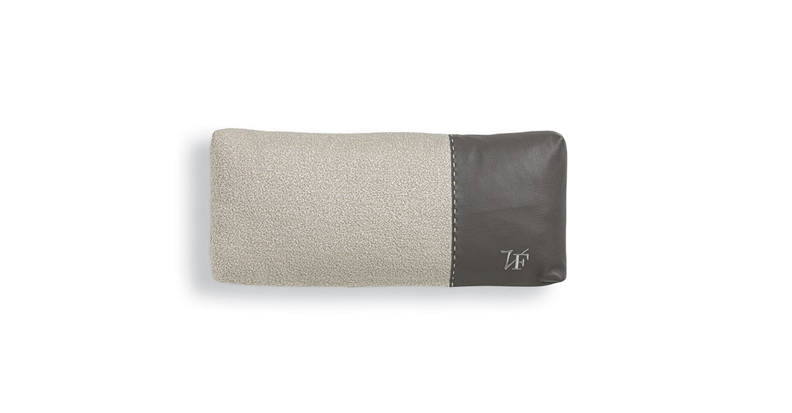 VFSPIN1 coussin design de Vittoria Frigerio, mélange élégant de tissu et cuir. Un accessoire haut de gamme disponible chez D-Style Interior.