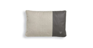 VFSPIN1 coussin design de Vittoria Frigerio, mélange élégant de tissu et cuir. Un accessoire haut de gamme disponible chez D-Style Interior.