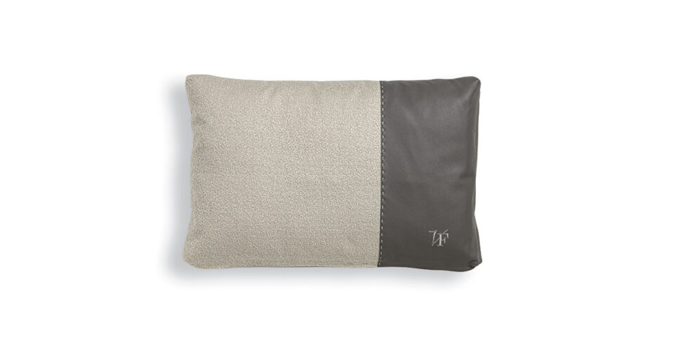VFSPIN1 coussin design de Vittoria Frigerio, mélange élégant de tissu et cuir. Un accessoire haut de gamme disponible chez D-Style Interior.