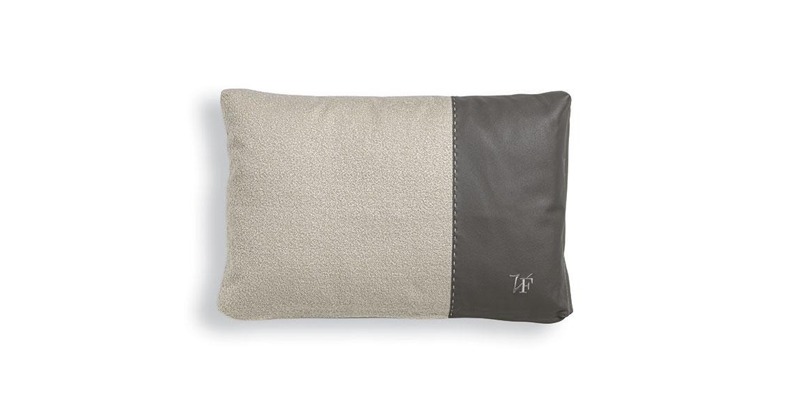VFSPIN1 coussin design de Vittoria Frigerio, mélange élégant de tissu et cuir. Un accessoire haut de gamme disponible chez D-Style Interior.