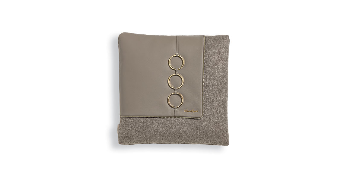 VF02 coussin design en tissu précieux avec détail en cuir et fermoir métallique, disponible en trois couleurs. Disponible chez D-Style Interior.