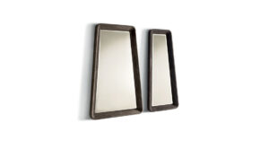 Barberini miroir design haut de gamme par Vittoria Frigerio, avec cadre en cuir ou frêne et verre bronze chanfreiné. Disponible chez D-Style Interior.
