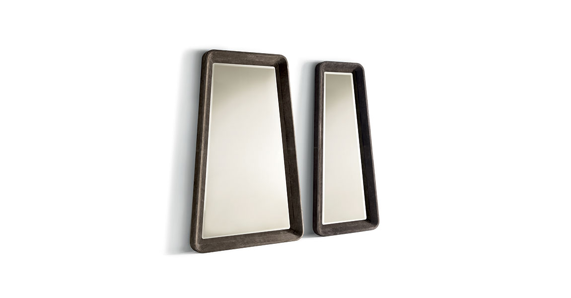 Barberini miroir design haut de gamme par Vittoria Frigerio, avec cadre en cuir ou frêne et verre bronze chanfreiné. Disponible chez D-Style Interior.