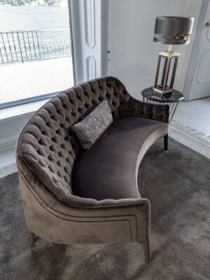 Poggi Capitonné canapé design haut de gamme par Vittoria Frigerio, au dossier matelassé cousu main et pieds en bois massif. Élégance italienne et savoir-faire artisanal. Disponible chez D-Style Interior.