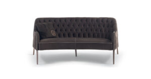 Poggi Capitonné canapé design haut de gamme par Vittoria Frigerio, au dossier matelassé cousu main et pieds en bois massif. Élégance italienne et savoir-faire artisanal. Disponible chez D-Style Interior.