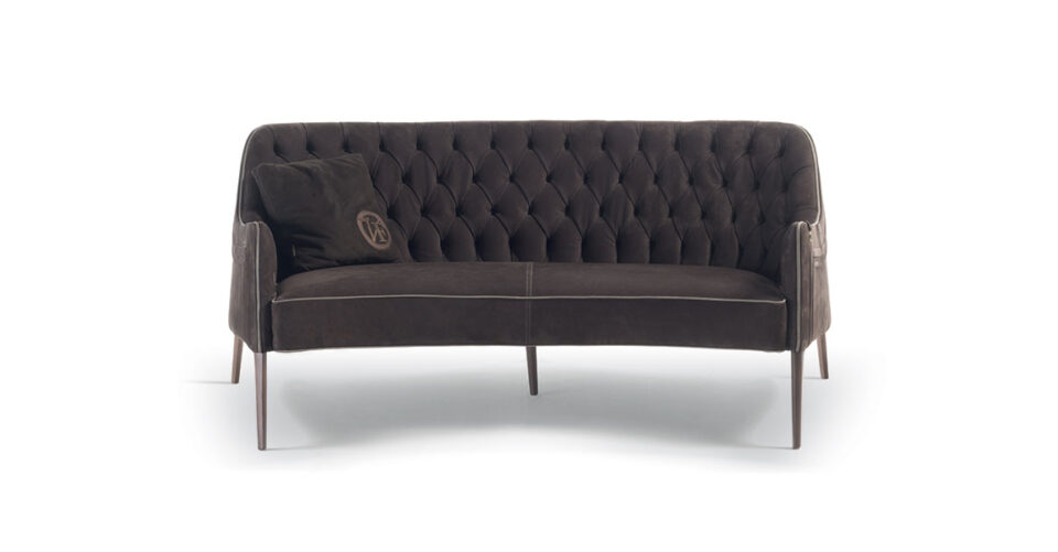 Poggi Capitonné canapé design haut de gamme par Vittoria Frigerio, au dossier matelassé cousu main et pieds en bois massif. Élégance italienne et savoir-faire artisanal. Disponible chez D-Style Interior.