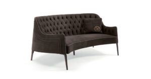 Poggi Capitonné canapé design haut de gamme par Vittoria Frigerio, au dossier matelassé cousu main et pieds en bois massif. Élégance italienne et savoir-faire artisanal. Disponible chez D-Style Interior.