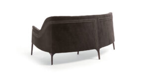 Poggi Capitonné canapé design haut de gamme par Vittoria Frigerio, au dossier matelassé cousu main et pieds en bois massif. Élégance italienne et savoir-faire artisanal. Disponible chez D-Style Interior.