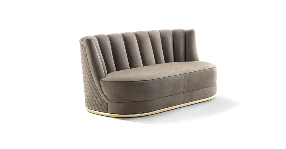 Bianca canapé design haut de gamme par Vittoria Frigerio, avec dossier capitonné, base en or ou bronze brillant et finitions raffinées. Une pièce compacte au confort luxueux. Disponible chez D-Style Interior.