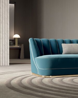 Bianca canapé design haut de gamme par Vittoria Frigerio, avec dossier capitonné, base en or ou bronze brillant et finitions raffinées. Une pièce compacte au confort luxueux. Disponible chez D-Style Interior.