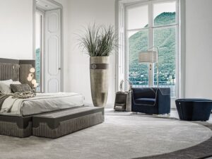 Dosi pouf de Vittoria Frigerio, forme évasée, matelassage élégant et finitions soignées. Disponible chez D-Style Interior.