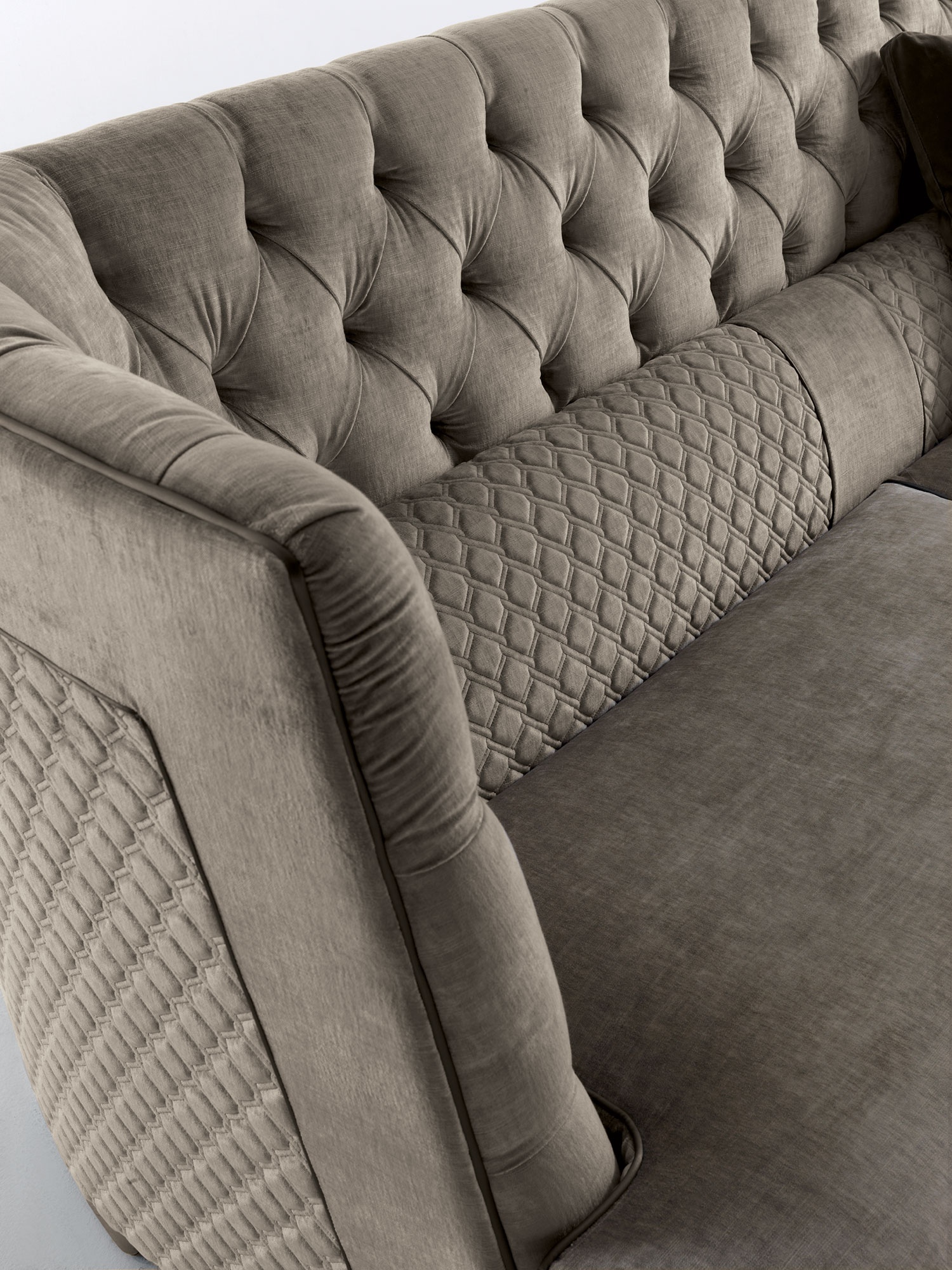 Gori Canapé-lit Capitonné design haut de gamme avec finition capitonnée artisanale et matelas intégré. Disponible chez D-Style Interior.