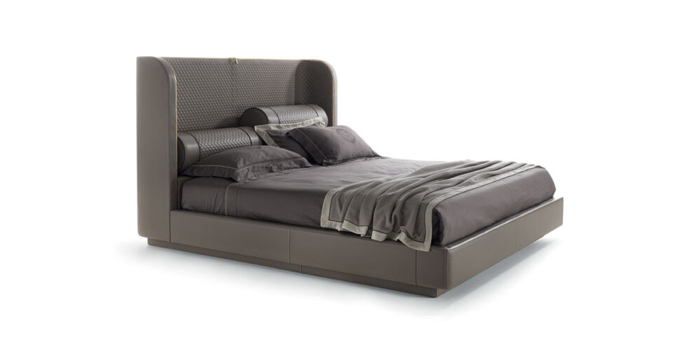 Bellini Lit design haut de gamme Vittoria Frigerio, avec tête de lit matelassée, zip décoratif et coussins roulés réglables. Disponible chez D-Style Interior.