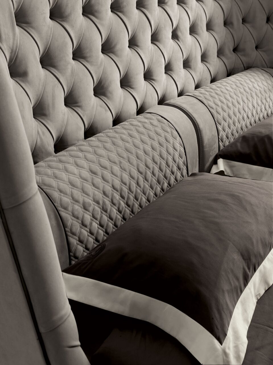 Medici lit design haut de gamme avec tête de lit capitonnée spectaculaire, coussins décoratifs et structure épurée. Disponible chez D-Style Interior.