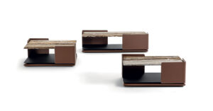 Brivio table basse design haut de gamme avec structure en cuir, plateau en marbre et étagère en verre noir. Disponible chez D-Style Interior.