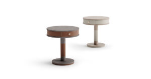 Salis table de chevet design haut de gamme en bois plaqué avec insert en cuir Cuoio et poignée logo VF. Disponible chez D-Style Interior.