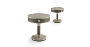 Salis table de chevet design haut de gamme en bois plaqué avec insert en cuir Cuoio et poignée logo VF. Disponible chez D-Style Interior.