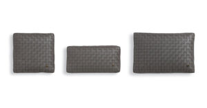 VFTR01 coussin design en cuir tressé Vittoria Frigerio apporte une élégance discrète et artisanale à votre intérieur. Disponible chez D-Style Interior.