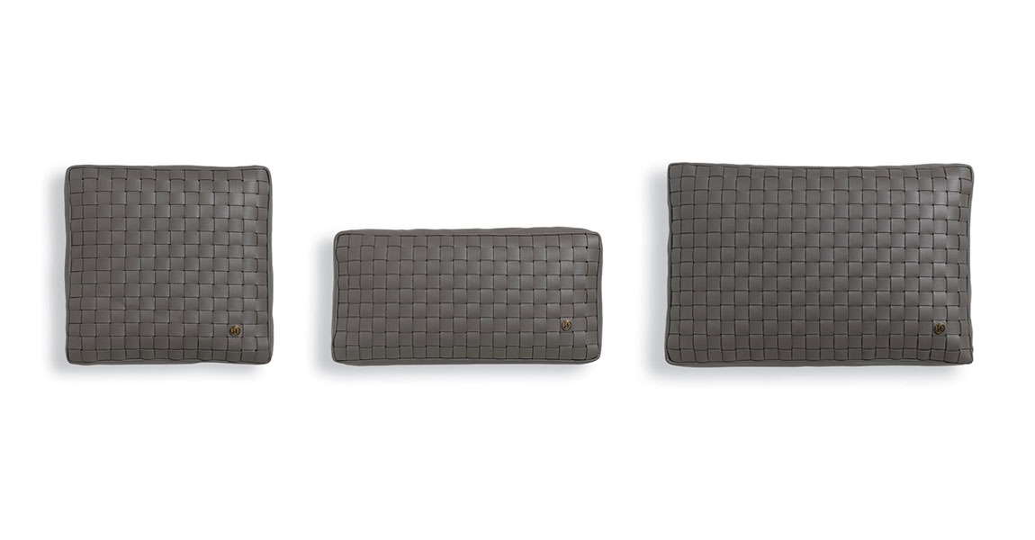 VFTR01 coussin design en cuir tressé Vittoria Frigerio apporte une élégance discrète et artisanale à votre intérieur. Disponible chez D-Style Interior.