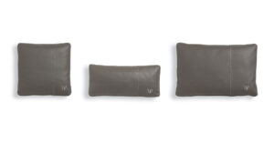 VFSPIN4 coussin design en cuir Vittoria Frigerio apporte élégance et confort à votre salon. Accessoire décoratif haut de gamme disponible chez D-Style Interior.
