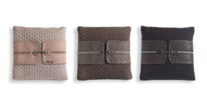 VF01 Coussin design matelassé avec bande en cuir et boucle métallique, disponible en trois couleurs. Disponible chez D-Style Interior.