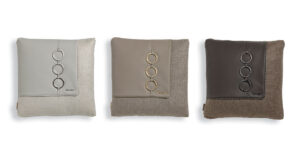 VF02 coussin design en tissu précieux avec détail en cuir et fermoir métallique, disponible en trois couleurs. Disponible chez D-Style Interior.