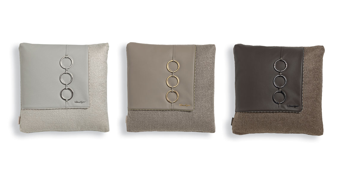 VF02 coussin design en tissu précieux avec détail en cuir et fermoir métallique, disponible en trois couleurs. Disponible chez D-Style Interior.