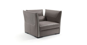 Clivio fauteuil design haut de gamme par Vittoria Frigerio, avec matelassage raffiné, boutons dorés et zip décoratif. Disponible chez D-Style Interior.
