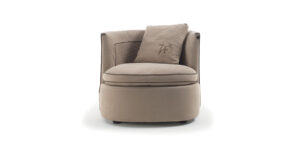 Litta fauteuil design haut de gamme par Vittoria Frigerio, compact, raffiné et orné d’un matelassage artisanal. Disponible chez D-Style Interior.