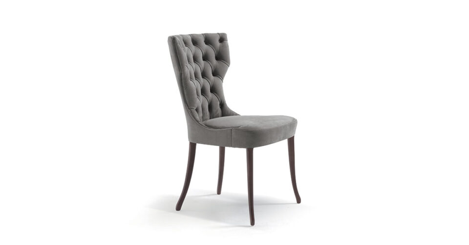 Adda Capitonné chaise design haut de gamme par Vittoria Frigerio, avec dossier capitonné fait main et pieds en frêne massif. Disponible chez D-Style Interior.