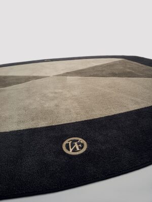 Patrizi tapis design haut de gamme en laine avec motif contrasté et logo VF en finition bijou. Disponible chez D-Style Interior.