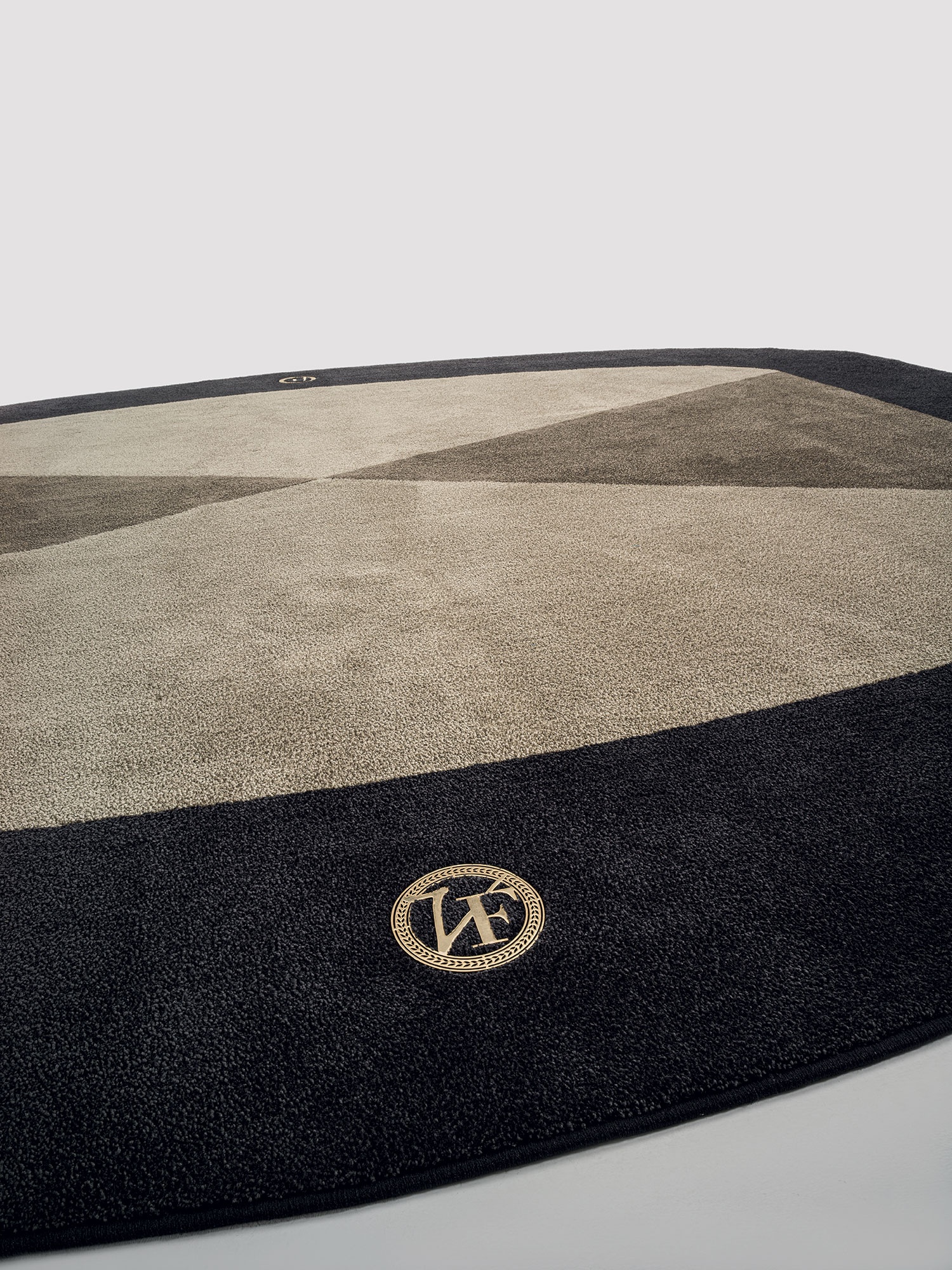 Patrizi tapis design haut de gamme en laine avec motif contrasté et logo VF en finition bijou. Disponible chez D-Style Interior.