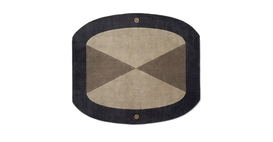 Patrizi tapis design haut de gamme en laine avec motif contrasté et logo VF en finition bijou. Disponible chez D-Style Interior.