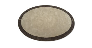 Pisani tapis design haut de gamme en laine tuftée avec cadre contrasté, logo VF et option franges. Disponible chez D-Style Interior.