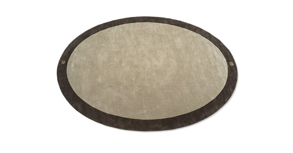 Pisani tapis design haut de gamme en laine tuftée avec cadre contrasté, logo VF et option franges. Disponible chez D-Style Interior.