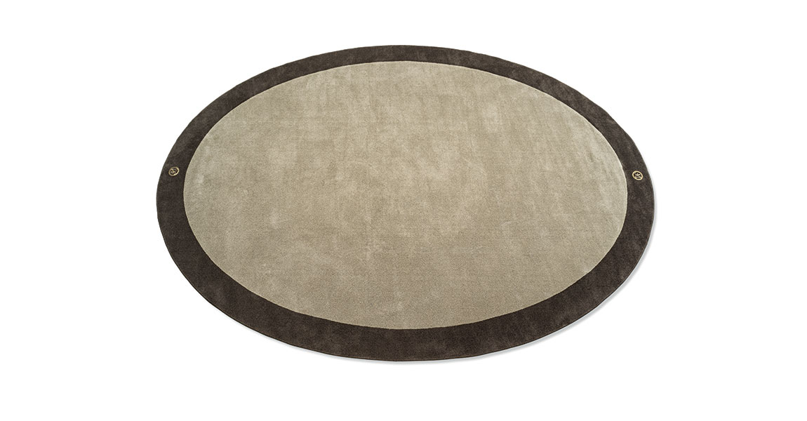 Pisani tapis design haut de gamme en laine tuftée avec cadre contrasté, logo VF et option franges. Disponible chez D-Style Interior.