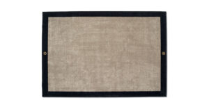 Pisani tapis design haut de gamme en laine tuftée avec cadre contrasté, logo VF et option franges. Disponible chez D-Style Interior.