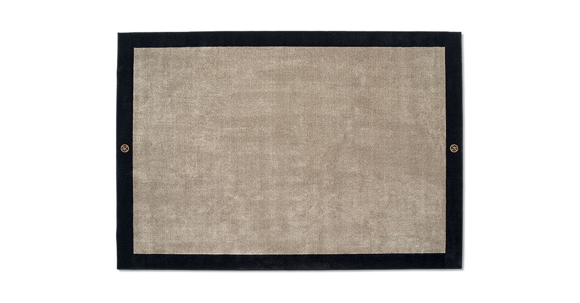 Pisani tapis design haut de gamme en laine tuftée avec cadre contrasté, logo VF et option franges. Disponible chez D-Style Interior.