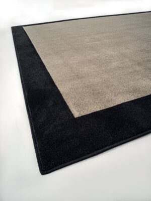 Pisani tapis design haut de gamme en laine tuftée avec cadre contrasté, logo VF et option franges. Disponible chez D-Style Interior.