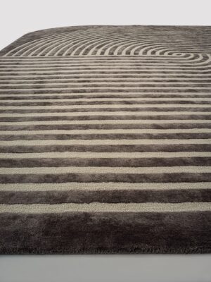 Cusani tapis de Vittoria Frigerio associe lignes précises et courbes élégantes dans un tapis haut de gamme en Tencel. Disponible chez D-Style Interior.