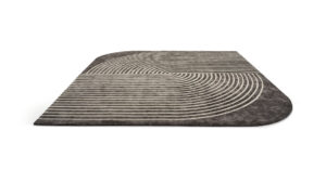 Cusani tapis de Vittoria Frigerio associe lignes précises et courbes élégantes dans un tapis haut de gamme en Tencel. Disponible chez D-Style Interior.